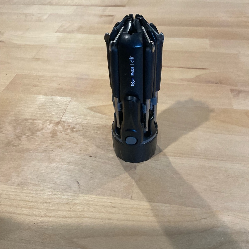 Portable flashlight screwdriver set